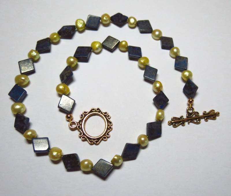 Lapislazuli Und Blass Gold Halskette Ohrring-Set Lapislazuli Und Blass Gold Halskette Ohrring-Set von JNRDFunFineJewelry