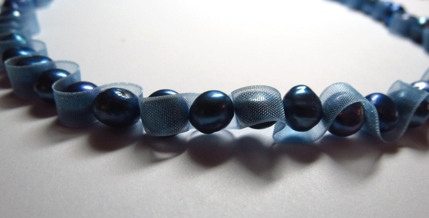 Pearl Und Organza Halsband in Blau Pearl Und Organza Halsband in Blau von JNRDFunFineJewelry