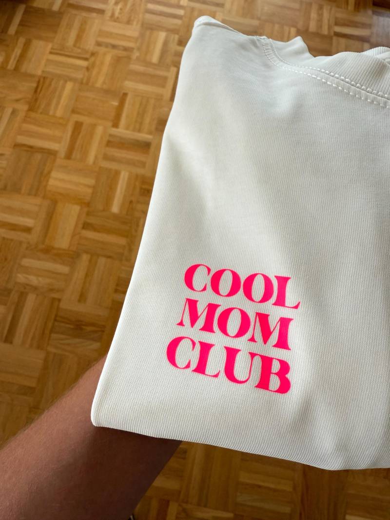 Bügelfolie, Bügelbild, Cool Mom Club, Neon, Schriftzug, Hipsterstyle Bügelfolie, Bügelbild, Cool Mom Club, Neon, Schriftzug, Hipsterstyle von JOFRAMALandau
