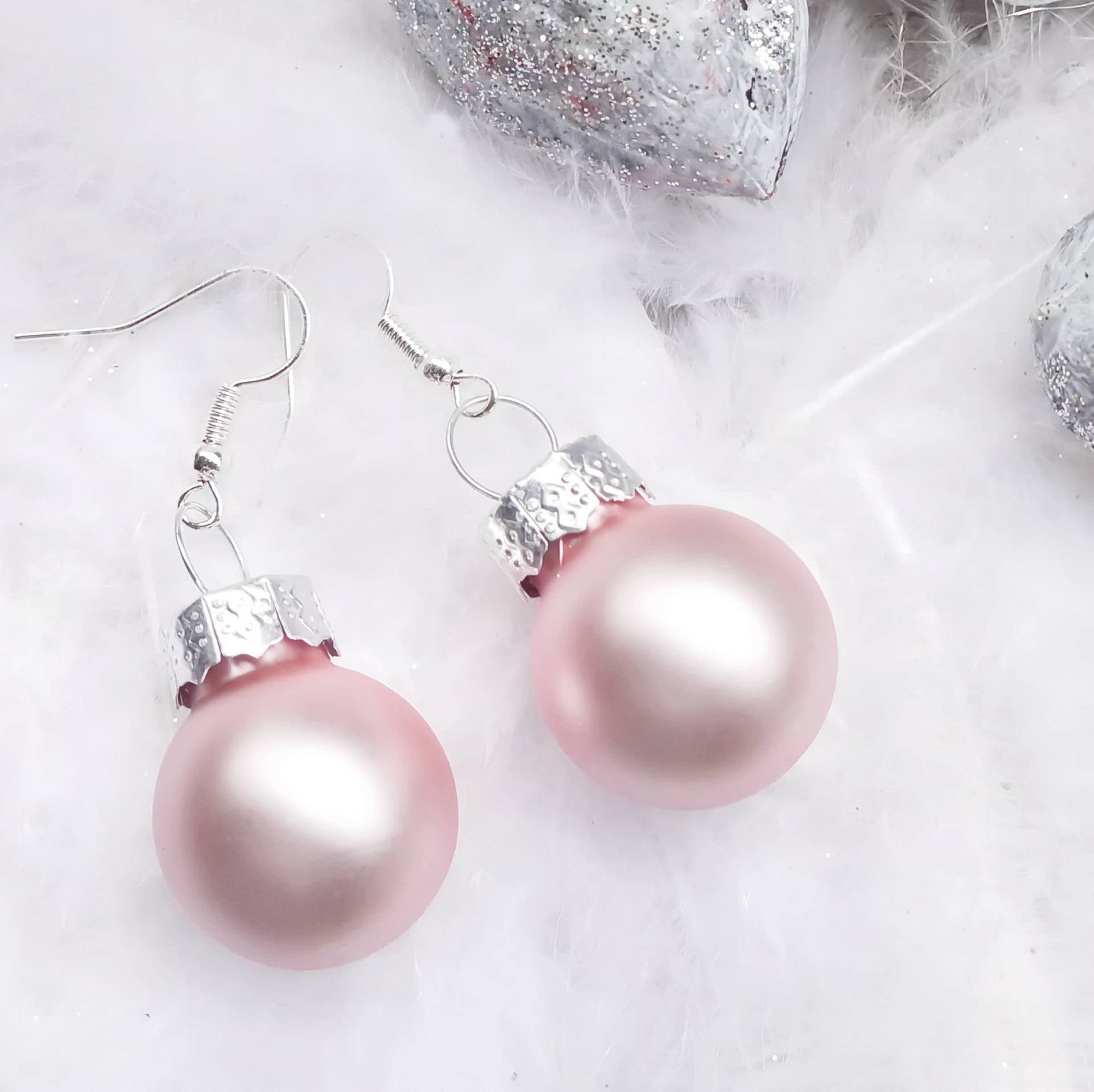 2, 5cm, Weihnachtsohrringe, 1 Paar, Zartrosa, Mattglanz, Mini Christbaumkugel, Glas, Organzasäckchen, Partyschmuck, Kugelohrringe, Ohrstopper 2, 5cm, Weihnachtsohrringe, 1 Paar, Zartrosa, Mattglanz, Mini Christbaumkugel, Glas, Organzasäckchen, Partyschmuck, Kugelohrringe, Ohrstopper von JOJAsARTandMORE