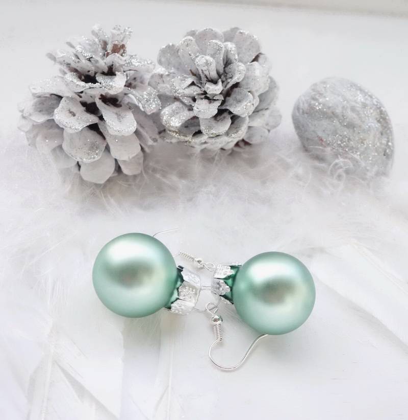 2 cm Weihnachts Ohrringe, Mini Christbaumkugeln, Glas, Zartes Apfelgrün, Matter Glanz, Organzasäckchen, 1 Paar, Partyschmuck, Kugelohrringe 2 cm Weihnachts Ohrringe, Mini Christbaumkugeln, Glas, Zartes Apfelgrün, Matter Glanz, Organzasäckchen, 1 Paar, Partyschmuck, Kugelohrringe von JOJAsARTandMORE