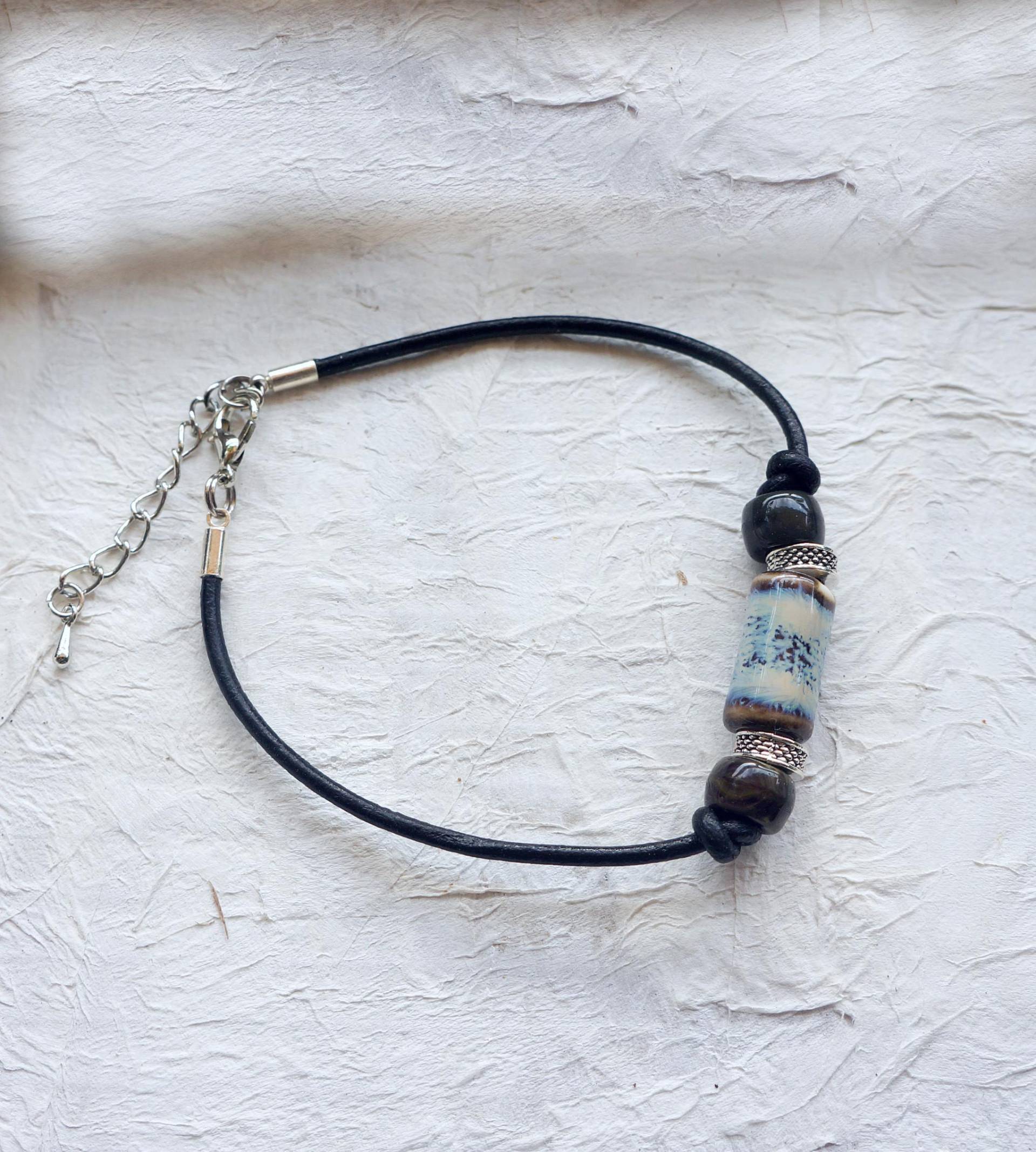 Lederarmband, Echte 2mm Lederschnur, Schwarz, Keramikperle Marmoriert, Metallperlen, Verstellbar, Unisex, Boho, Hippie, Perlenarmband Lederarmband, Echte 2mm Lederschnur, Schwarz, Keramikperle Marmoriert, Metallperlen, Verstellbar, Unisex, Boho, Hippie, Perlenarmband von JOJAsARTandMORE