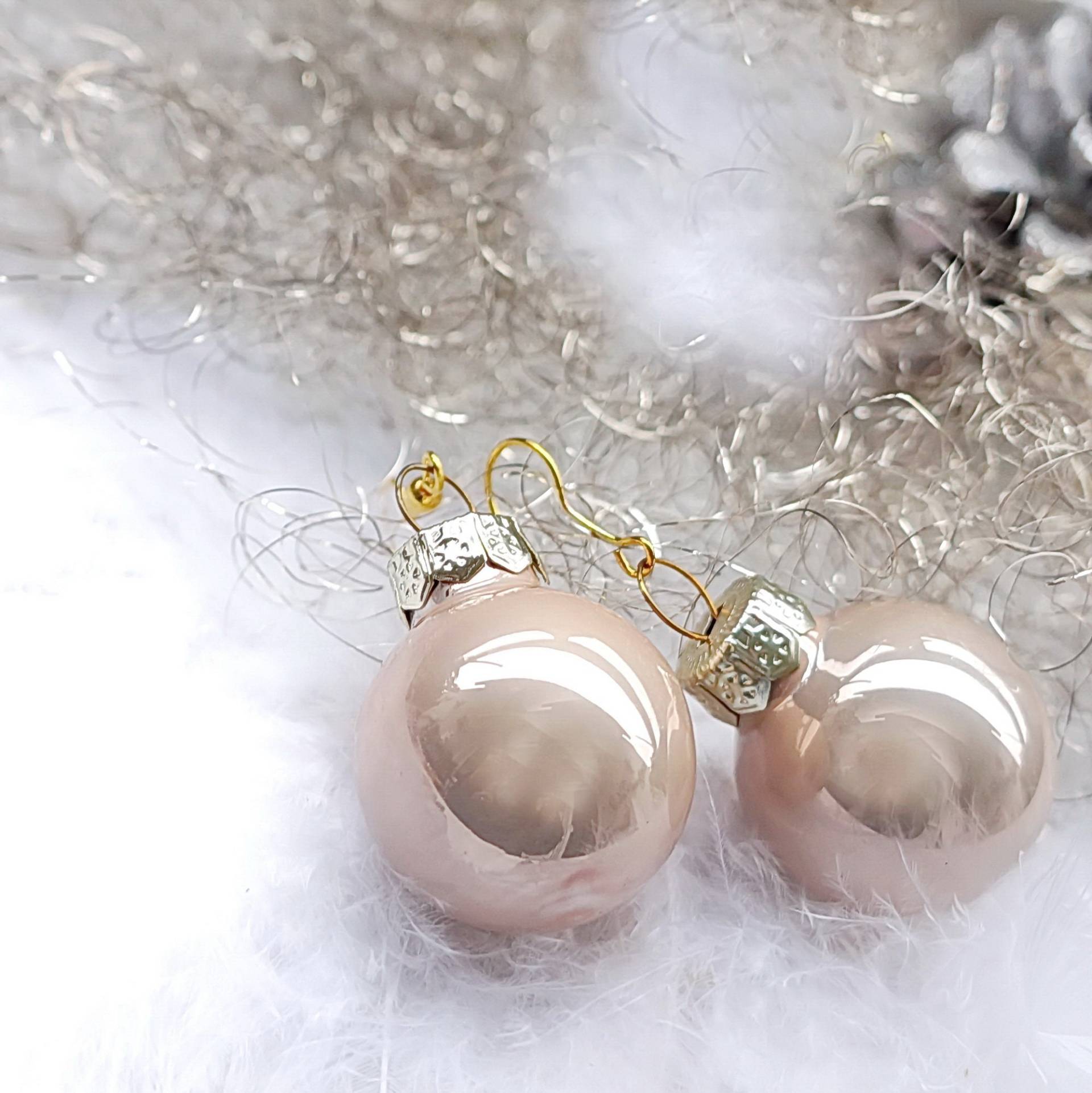 Weihnachtsohrringe, 2, 5cm Beige, Opalschimmer, Irisierend, Mini Christbaumkugeln, Glas, 1 Paar, Organzasäckchen, Partyschmuck, Kugelohrringe Weihnachtsohrringe, 2, 5cm Beige, Opalschimmer, Irisierend, Mini Christbaumkugeln, Glas, 1 Paar, Organzasäckchen, Partyschmuck, Kugelohrringe von JOJAsARTandMORE