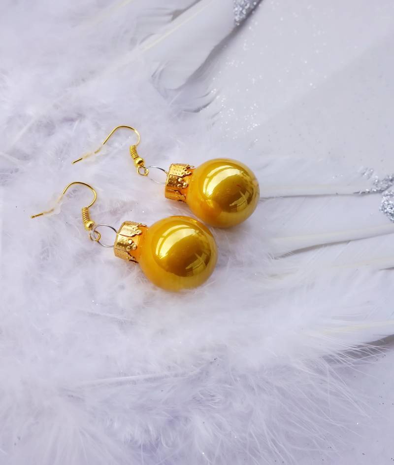 Weihnachtsohrringe, 2cm, Honigton, Mini Christbaumkugeln, Irisierend, Schimmernd , Organzasäckchen, Kugelohrringe, Partyschmuck, Opalschimmer Weihnachtsohrringe, 2cm, Honigton, Mini Christbaumkugeln, Irisierend, Schimmernd , Organzasäckchen, Kugelohrringe, Partyschmuck, Opalschimmer von JOJAsARTandMORE