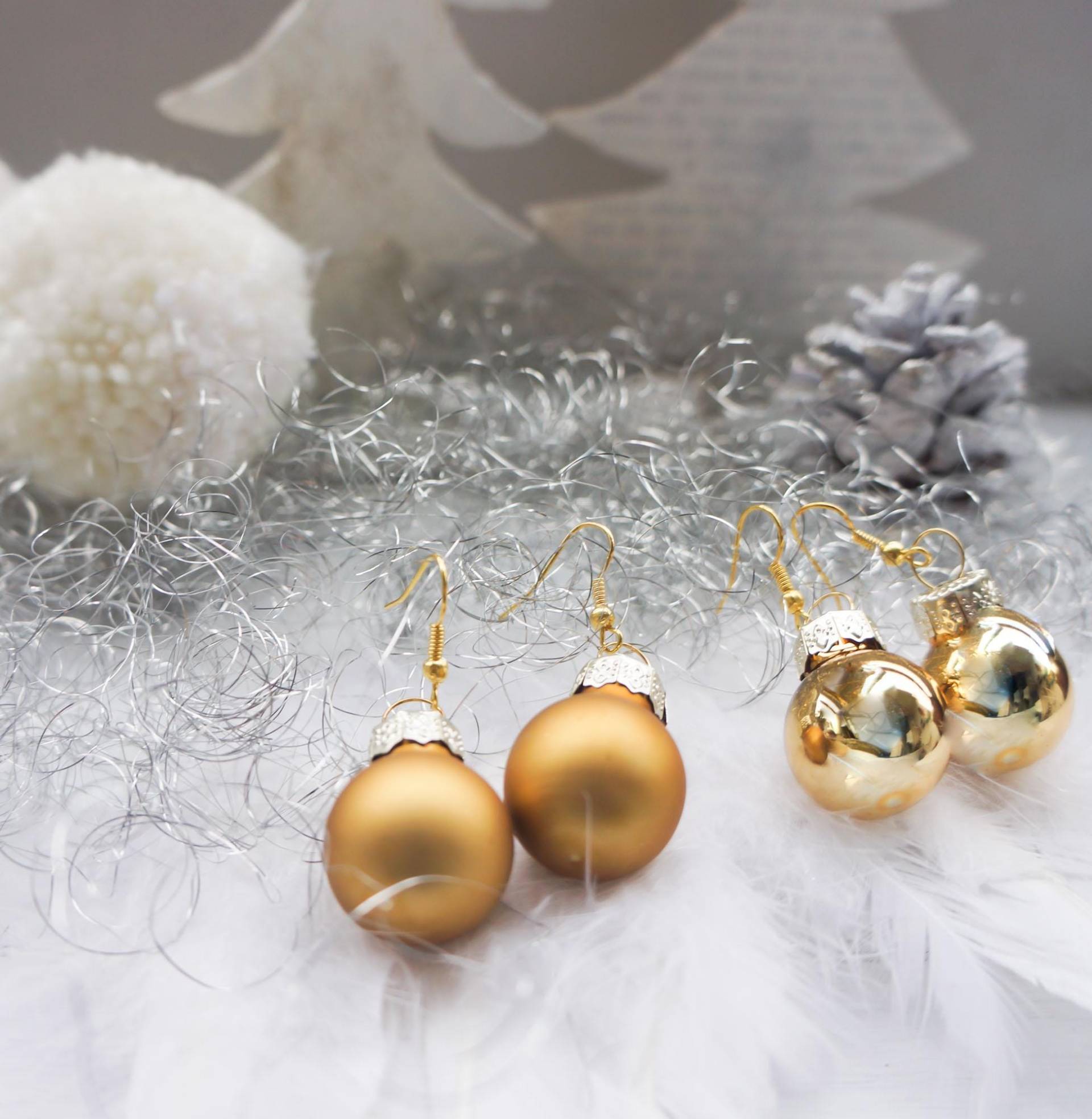 Weihnachtsohrringe, 2cm, Mini Christbaumkugeln, 1 Paar, Goldfarben, Glas, Glanz Und Matt 2 cm, Organzasäckchen, Partyschmuck, Kugelohrringe Weihnachtsohrringe, 2cm, Mini Christbaumkugeln, 1 Paar, Goldfarben, Glas, Glanz Und Matt 2 cm, Organzasäckchen, Partyschmuck, Kugelohrringe von JOJAsARTandMORE