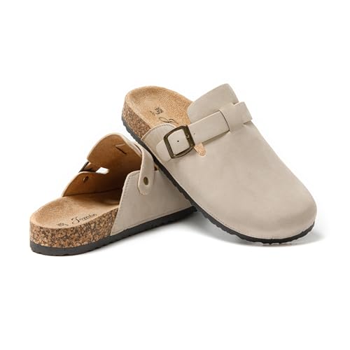 JOMIX Hausschuhe Damen Pantoletten mit Verstellbare Schnalle Geschlossen Wildleder Kork Fußbett Gartenschuhe Bequeme Flach Elegant Clogs (MD9516-6, Hellbeige, 38 EU) von JOMIX