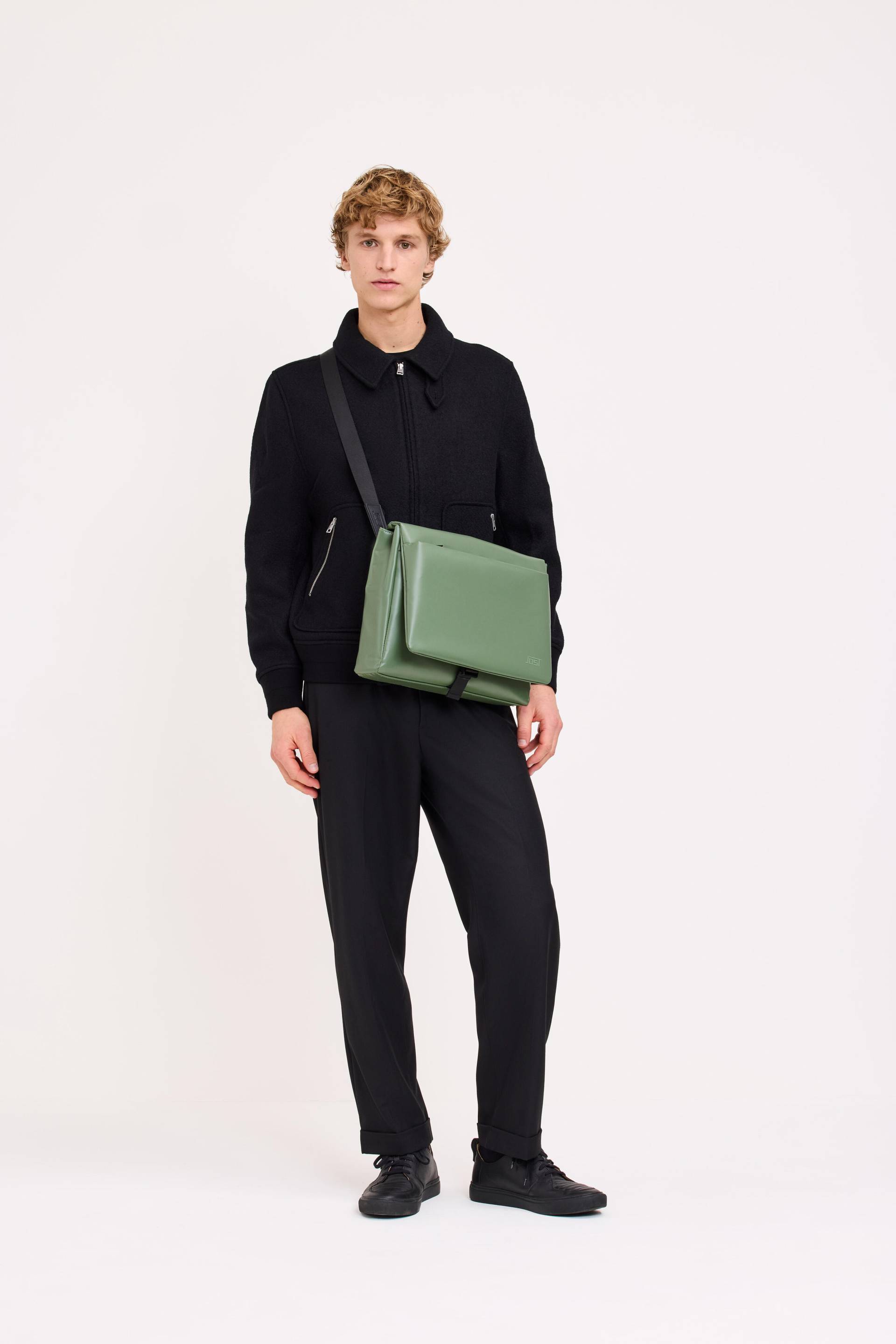 JOST - TOLJA Messenger Bag M olive olive von JOST