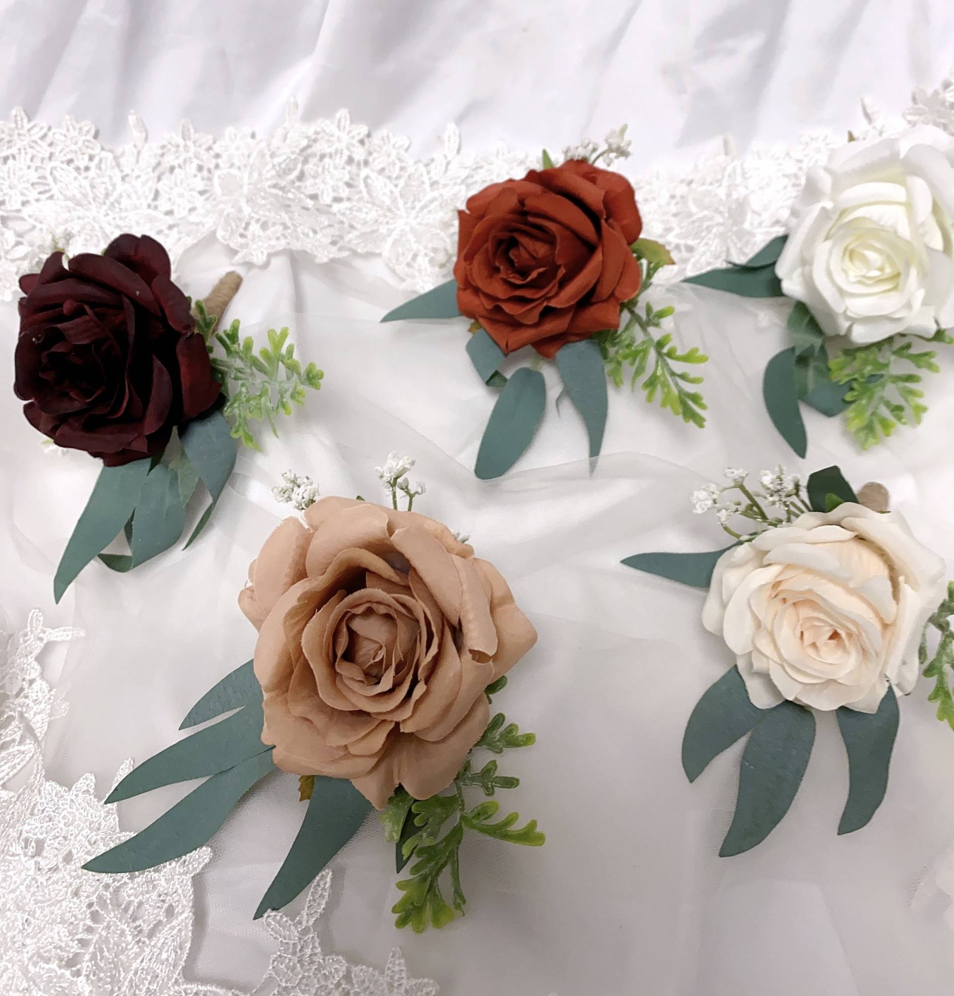 Burgunder Seidenrose Boutonniere Hochzeit Groomsmen Blumen Burgunder Seidenrose Boutonniere Hochzeit Groomsmen Blumen von JOYQFLORALINC