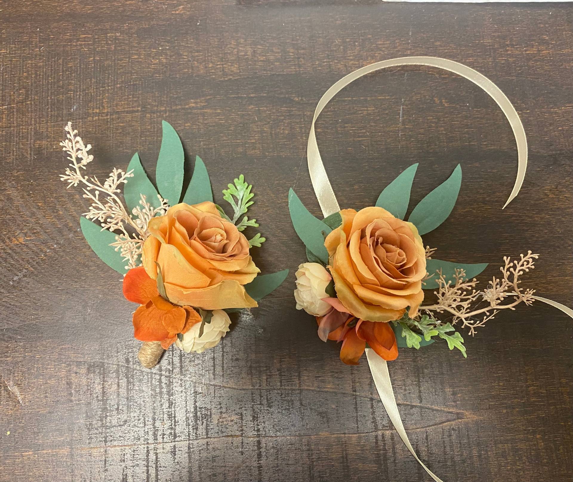 Orange Hochzeit Boutonnieres , Bräutigam Groomsmen Orange Hochzeit Boutonnieres , Bräutigam Groomsmen von JOYQFLORALINC