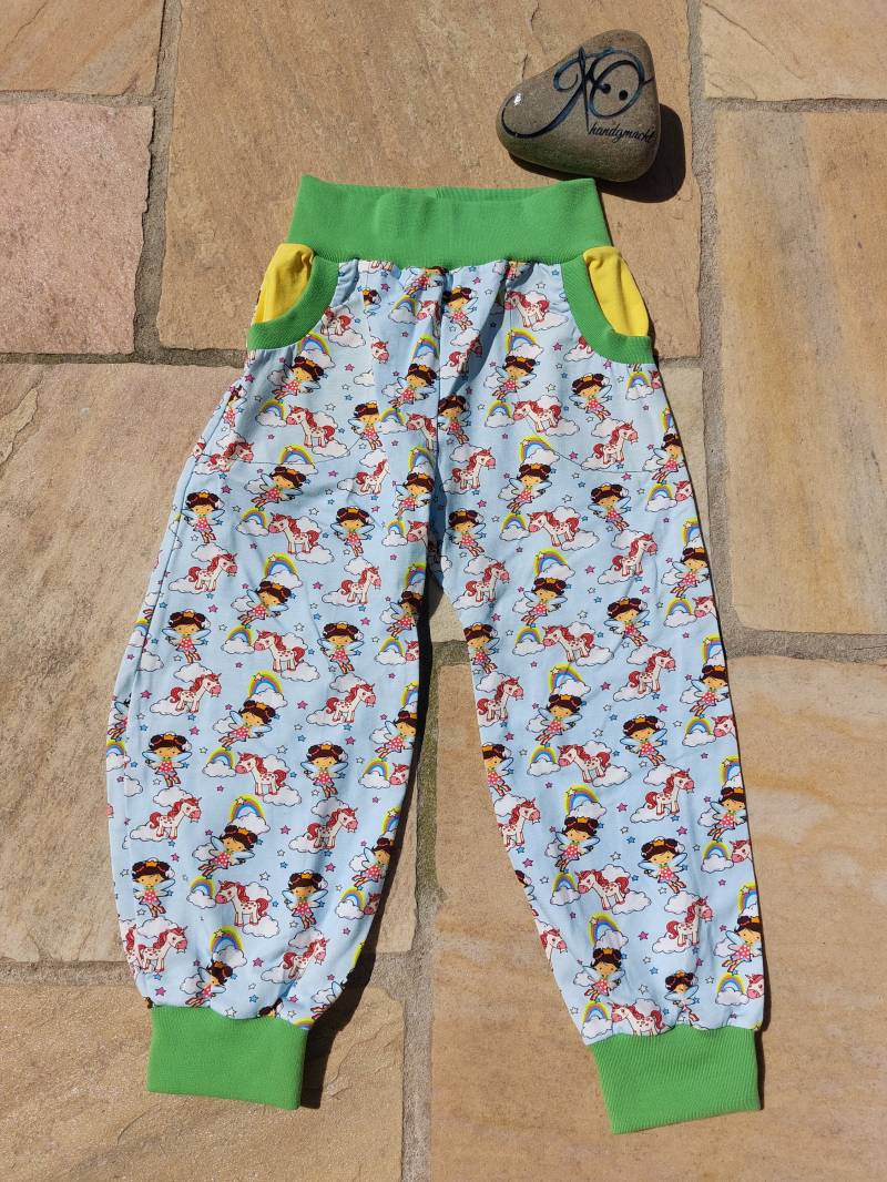 Pumphose/Kinderhose Mit Feen, Regenbögen Und Einhörnern in Hellblau Größe 110 von JOhandgmacht
