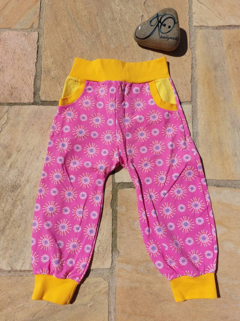 Pumphose Mit Mandala/Blumenmuster in Pink Größe 104 von JOhandgmacht