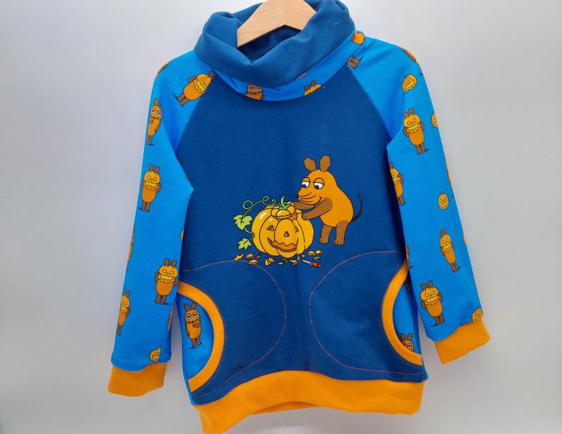Pullover/Sweatshirt Sendung Der Maus "Halloween" Im Raglan-stil Mit Schalkragen Und Taschen Blau Größe 104 Sommersweat von JOhandgmacht