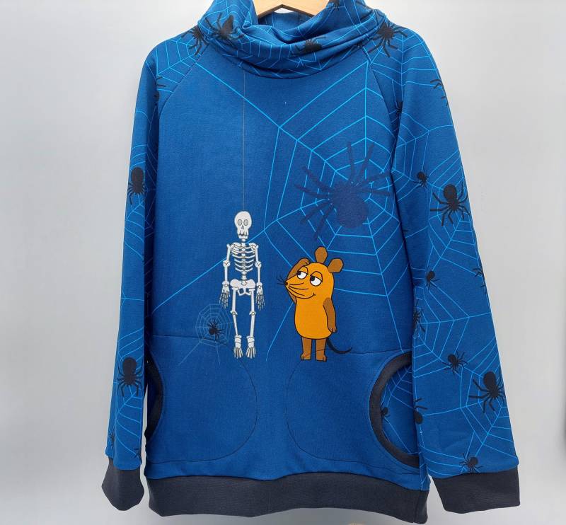 Pullover/Sweatshirt Sendung Der Maus "Halloween" Im Raglan-stil Mit Schalkragen Und Taschen Blau Größe 134 Sommersweat von JOhandgmacht