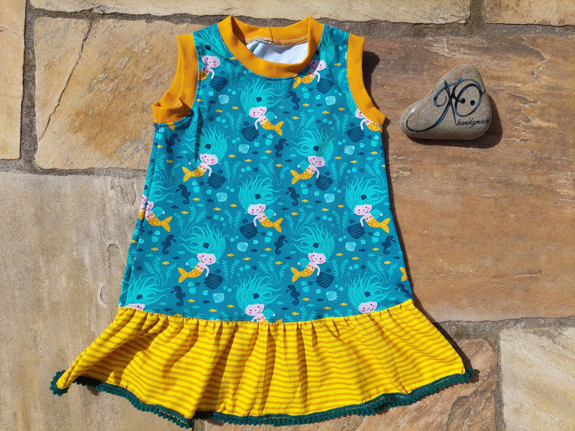 Sommerkleid "Die Kleine Meerjungfrau" Nixe Petrol/Gelb Größe 104 Sommerkleid "Die Kleine Meerjungfrau" Nixe Petrol/Gelb Größe 104 von JOhandgmacht