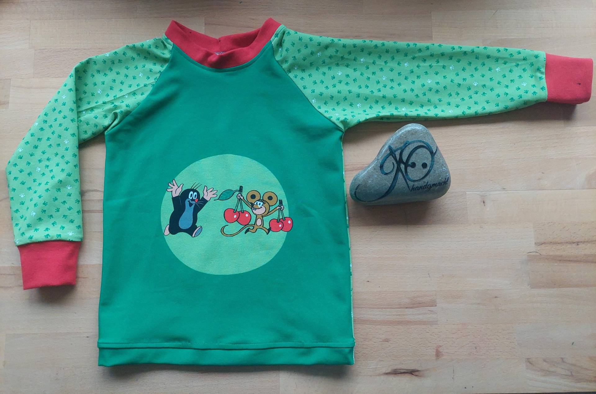 Sweatshirt/Longsleeve "Der Kleine Maulwurf" Kirschen Grün Größe 98 104 von JOhandgmacht