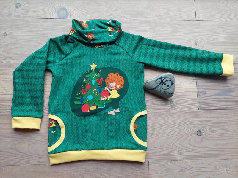 Sweatshirt/Pullover /Hoodie "Pumuckl Feiert Weihnachten" Mit Schalkragen Und Taschen Sommersweat Größe 122 von JOhandgmacht