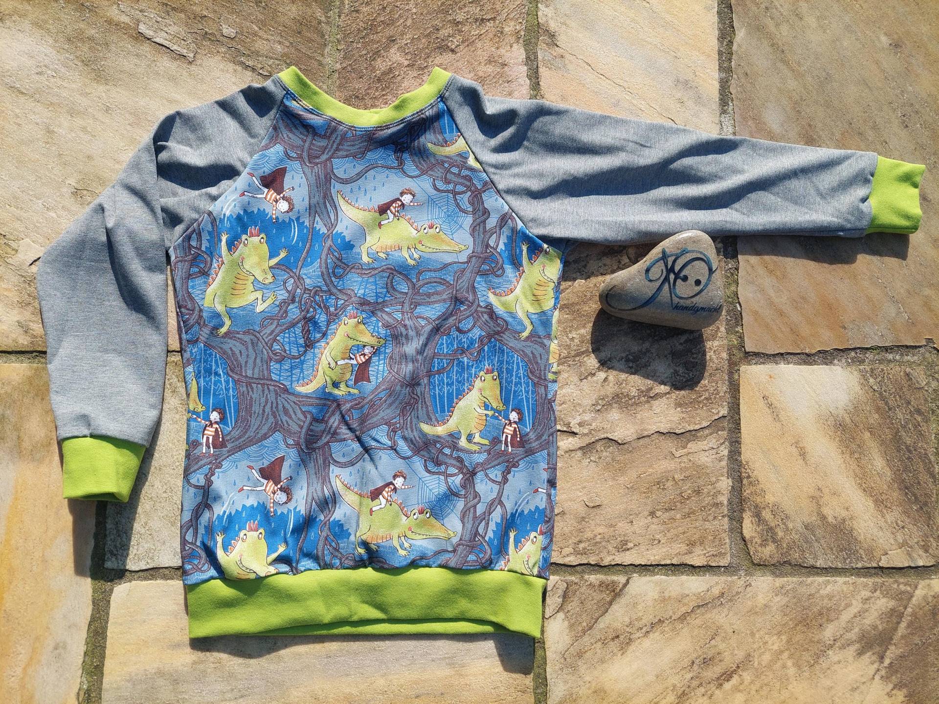 Sweatshirt Drachenland Vulkan & Sterne Größe 134/140 von JOhandgmacht