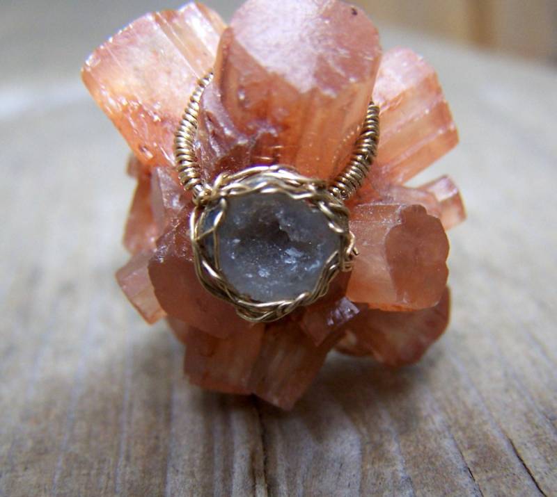 14K Goldfilled Aragonit Kristall Stufe, Micro Tabasco Geode Anhänger 14K Goldfilled Aragonit Kristall Stufe, Micro Tabasco Geode Anhänger von JPGemJewels