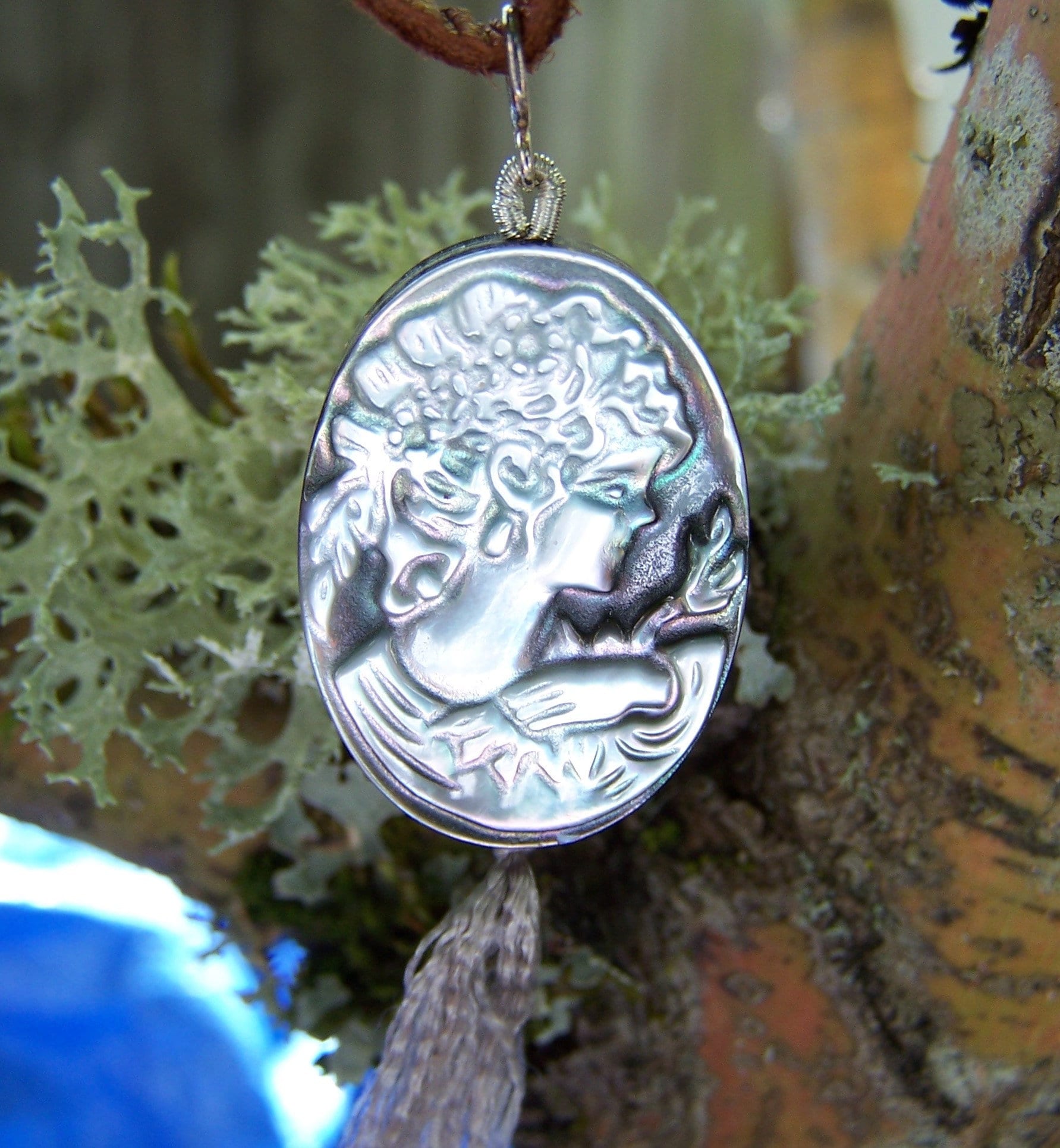 Abalone Carved Cameo Leder Halskette Abalone Carved Cameo Leder Halskette von JPGemJewels