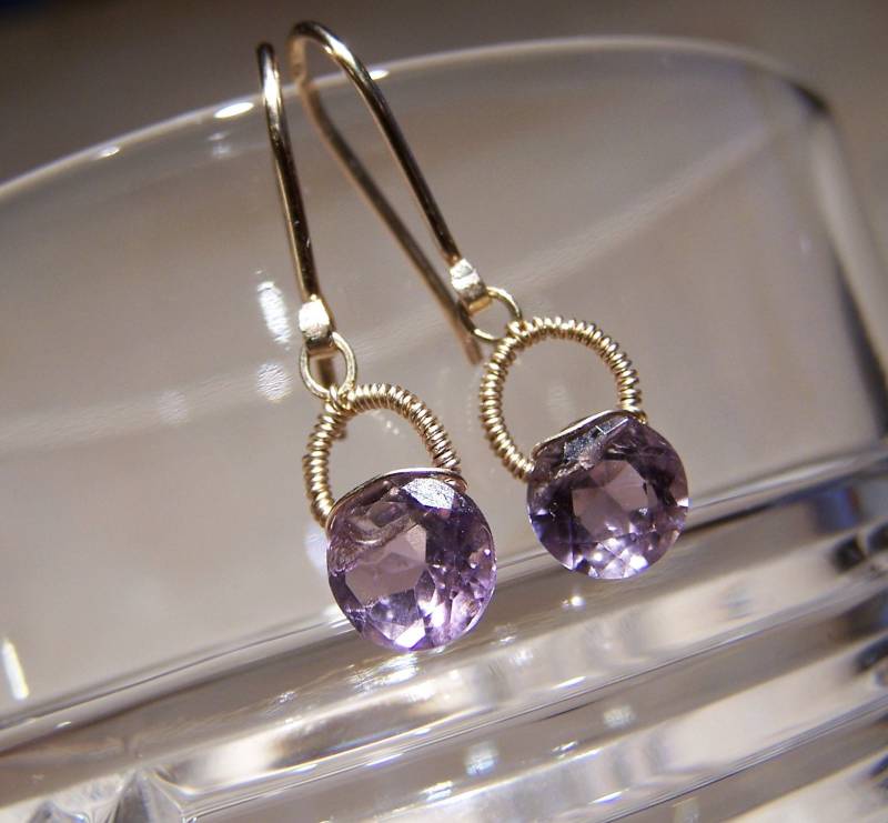Amethyst Solitär-Briolette, Mit 14K Gold Fill Coil Wrap, Haken-Ohrhaken Amethyst Solitär-Briolette, Mit 14K Gold Fill Coil Wrap, Haken-Ohrhaken von JPGemJewels