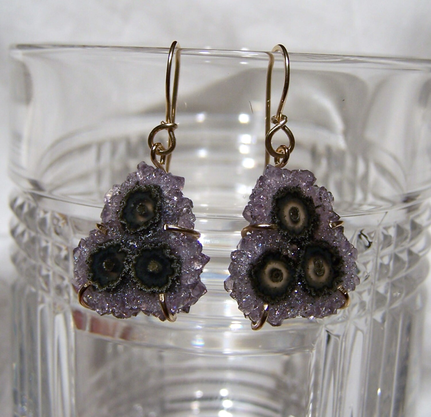 Amethyst Stalaktit Druzy Scheibe, 14K Gold Fill Zinken, Hakenohrringe Amethyst Stalaktit Druzy Scheibe, 14K Gold Fill Zinken, Hakenohrringe von JPGemJewels