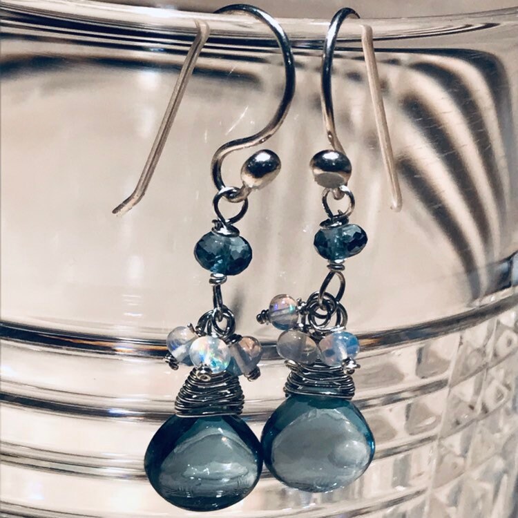 Blautopas, Glatte Briolette, Sterlingsilber-Anhänger, Kleine Opal-Rondelle, Hook Style Ohrhaken Blautopas, Glatte Briolette, Sterlingsilber-Anhänger, Kleine Opal-Rondelle, Hook Style Ohrhaken von JPGemJewels