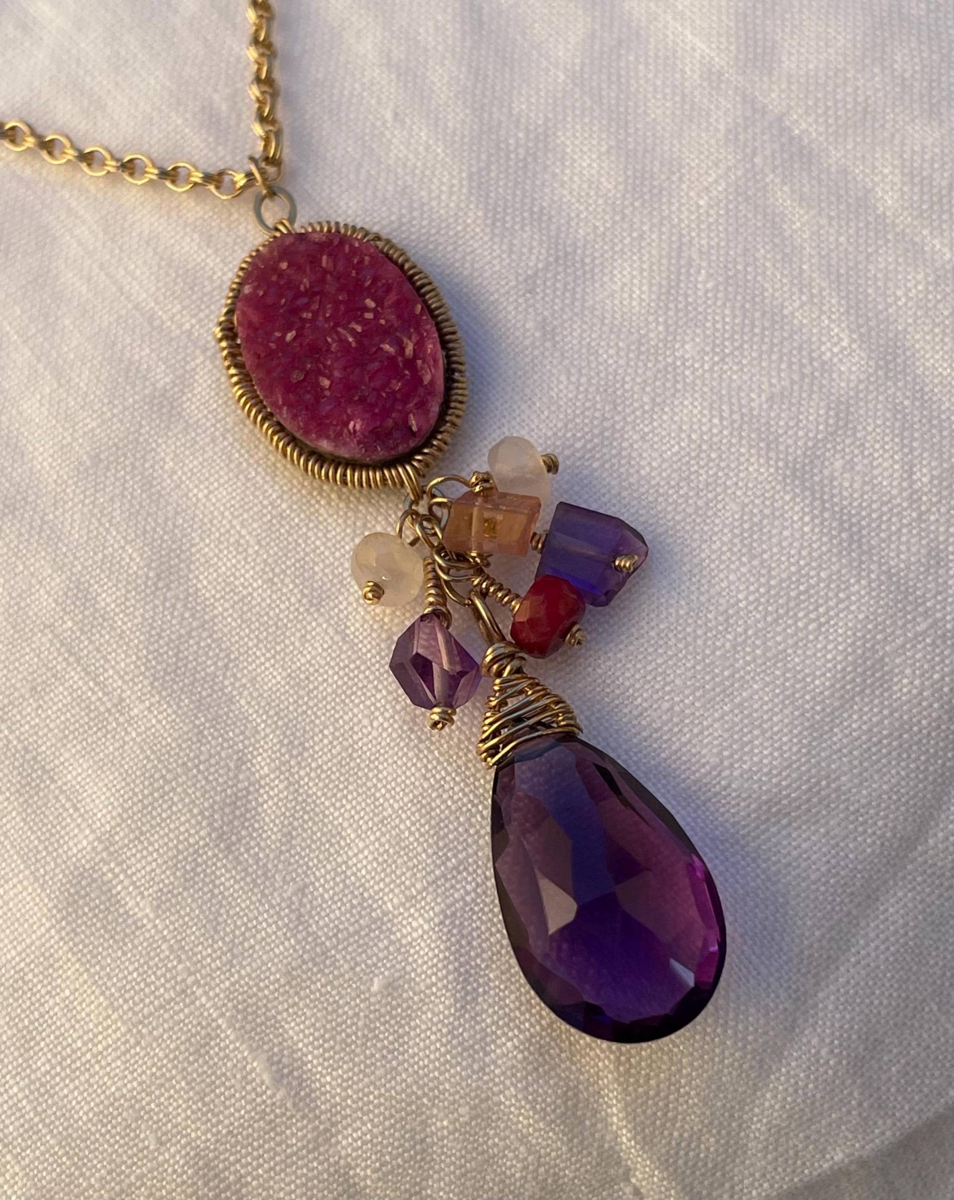 Cobalt Druzy Ovale, Längliche Amethyst Briolette, 14K Gold Filled Halskette Cobalt Druzy Ovale, Längliche Amethyst Briolette, 14K Gold Filled Halskette von JPGemJewels