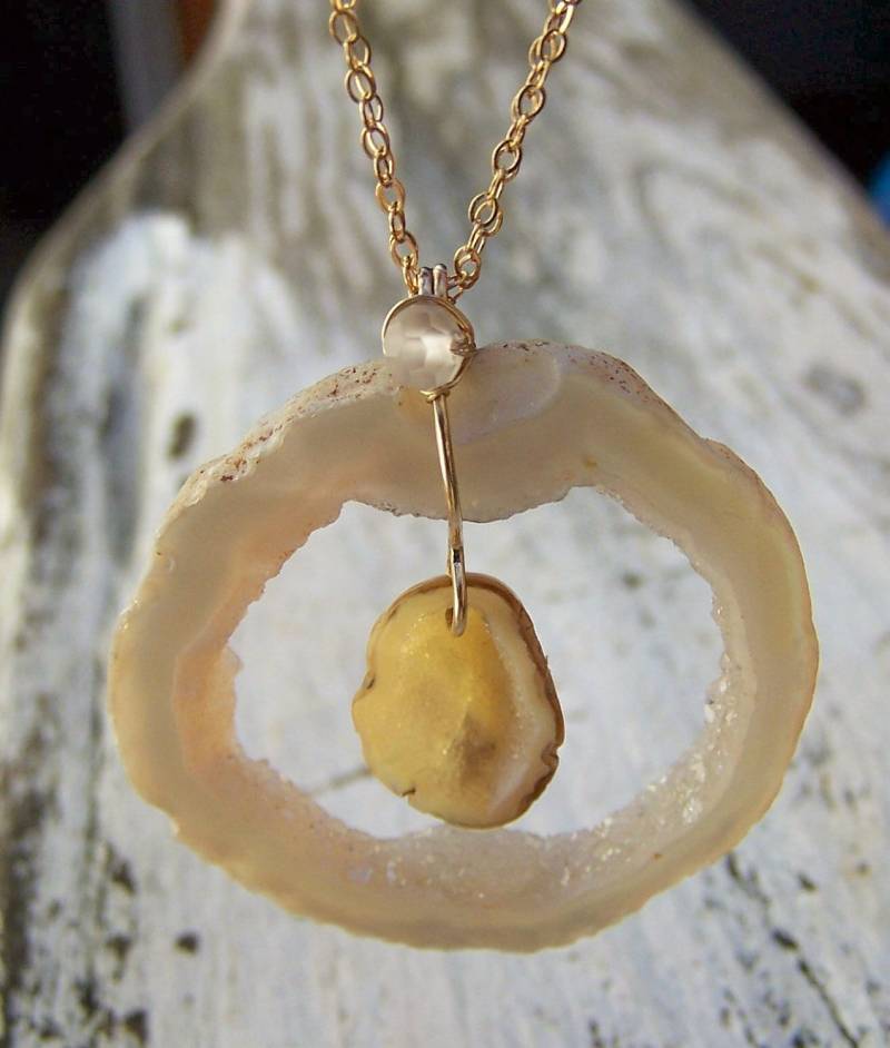 Creme Achat Druzy, Mojave Wüsten Geode, 14K Gf Halskette Creme Achat Druzy, Mojave Wüsten Geode, 14K Gf Halskette von JPGemJewels