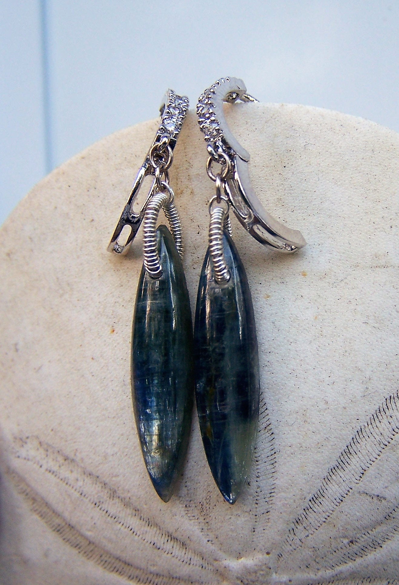 Denim Blau Kyanit Briolette, Sterling Silber Coil Wrap, Cz Hoop Ohrhaken, Ohrhaken Denim Blau Kyanit Briolette, Sterling Silber Coil Wrap, Cz Hoop Ohrhaken, Ohrhaken von JPGemJewels
