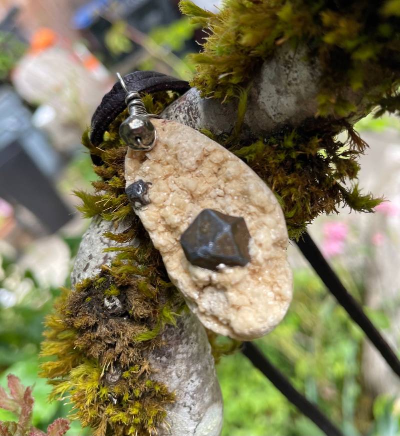Druzy Quarz Mit Pyrit, Braune Lederkette Druzy Quarz Mit Pyrit, Braune Lederkette von JPGemJewels