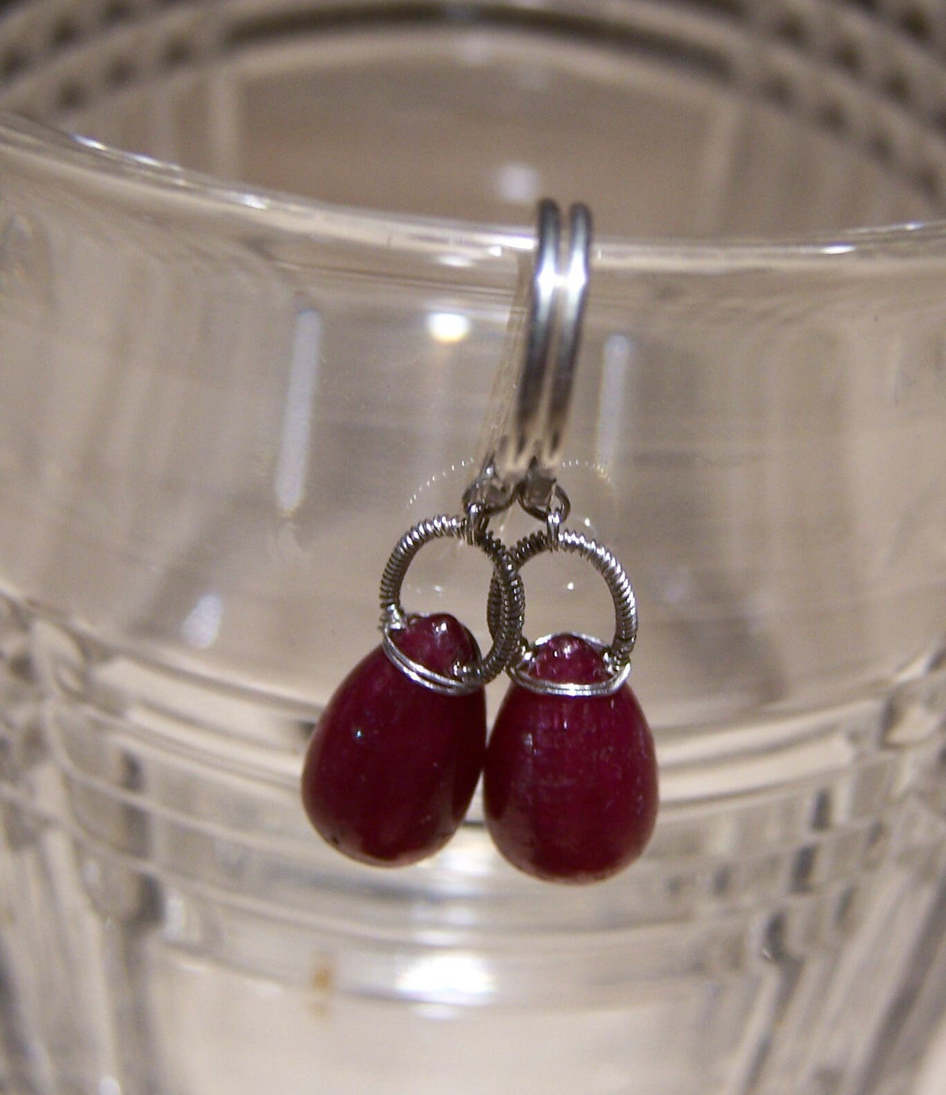 Echte Rubin-Briolette, Sterlingsilber-Spulendraht, Ohrhaken Im Talisman-Stil, Ohrringe von JPGemJewels