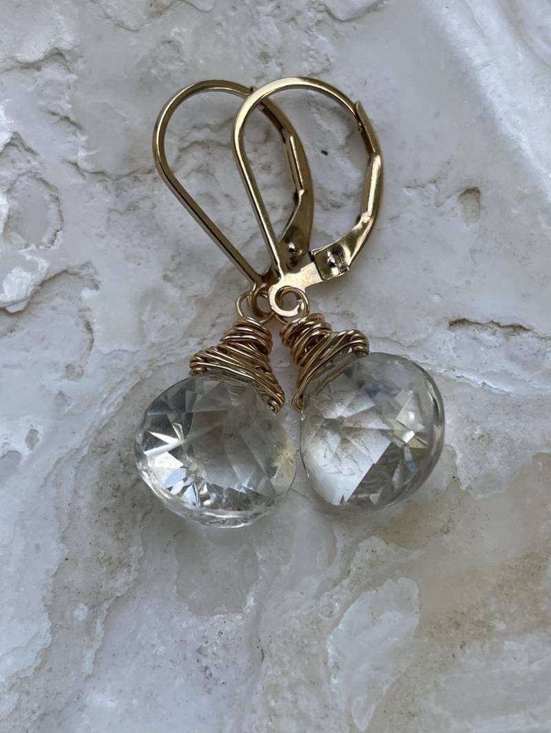 Facettierte Bergkristall Quartz Briolette, 14K Gold Filled Ohrhaken Facettierte Bergkristall Quartz Briolette, 14K Gold Filled Ohrhaken von JPGemJewels