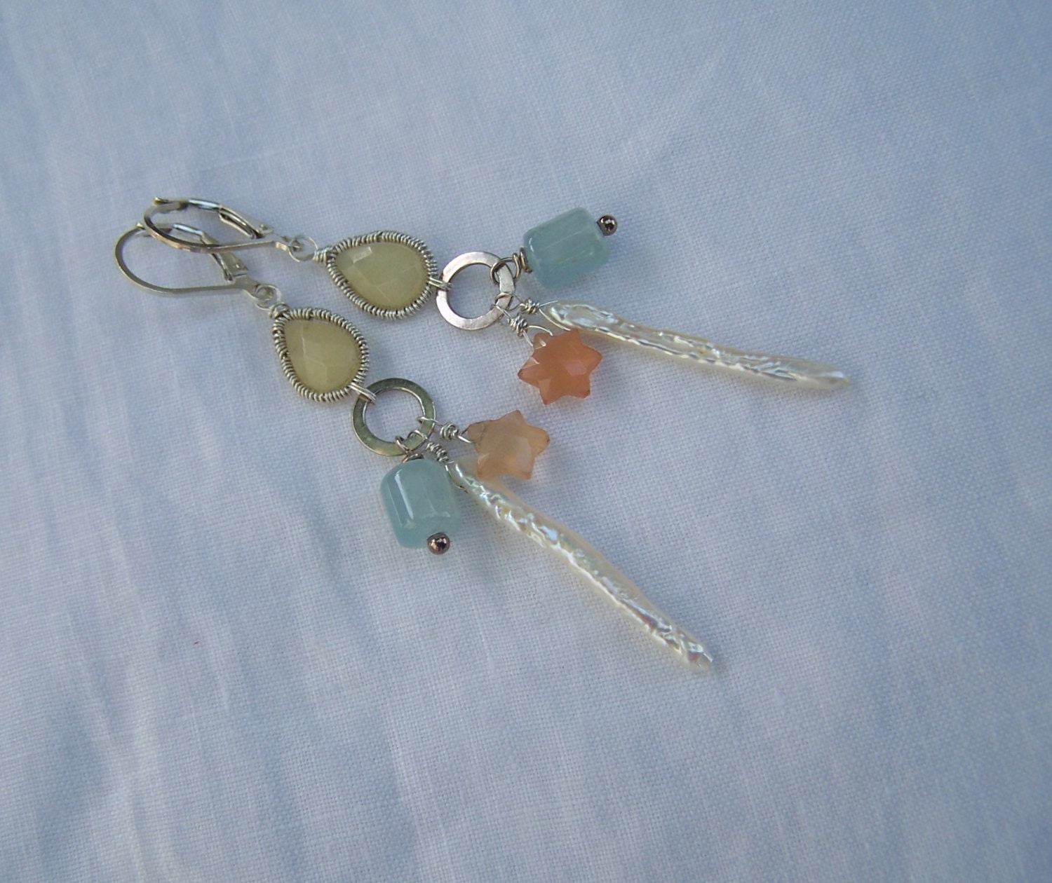 Facettierte Jade-Briolette, Aquamarin-Fass, Stern-Mondstein, Stabperle, Sterling Silber Brisur Facettierte Jade-Briolette, Aquamarin-Fass, Stern-Mondstein, Stabperle, Sterling Silber Brisur von JPGemJewels