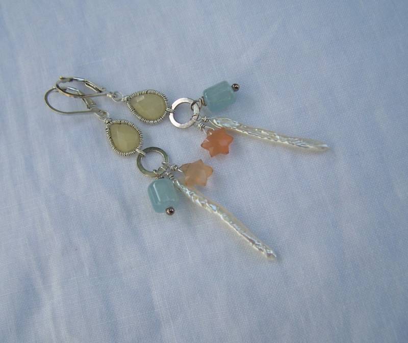 Facettierte Jade-Briolette, Aquamarin-Fass, Stern-Mondstein, Stabperle, Sterling Silber Brisur Facettierte Jade-Briolette, Aquamarin-Fass, Stern-Mondstein, Stabperle, Sterling Silber Brisur von JPGemJewels