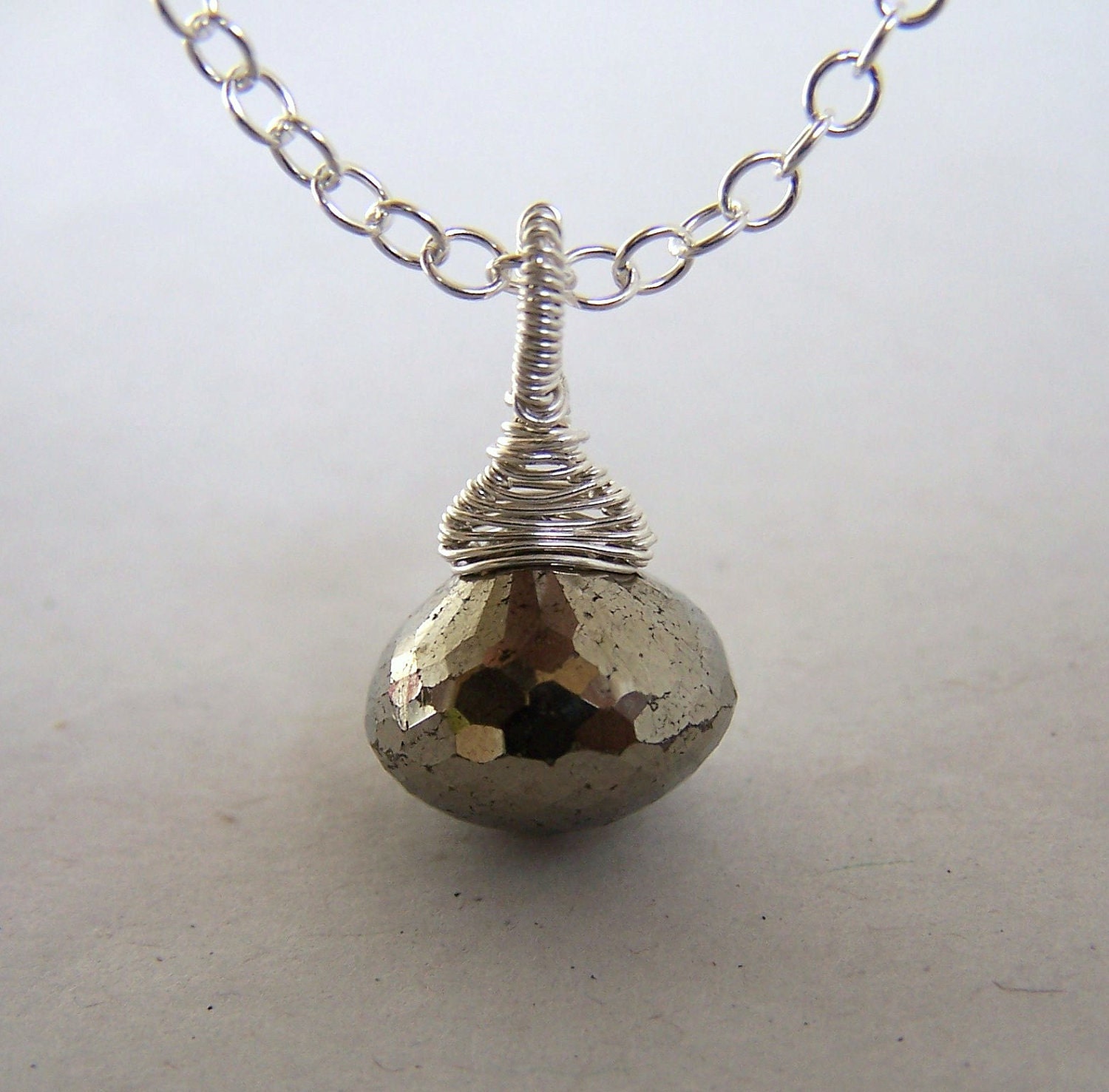 Facettierte Pyrit Zwiebel Briolette Aka Narrengold, Sterling Silber Wickeln, Anhänger Halskette Facettierte Pyrit Zwiebel Briolette Aka Narrengold, Sterling Silber Wickeln, Anhänger Halskette von JPGemJewels
