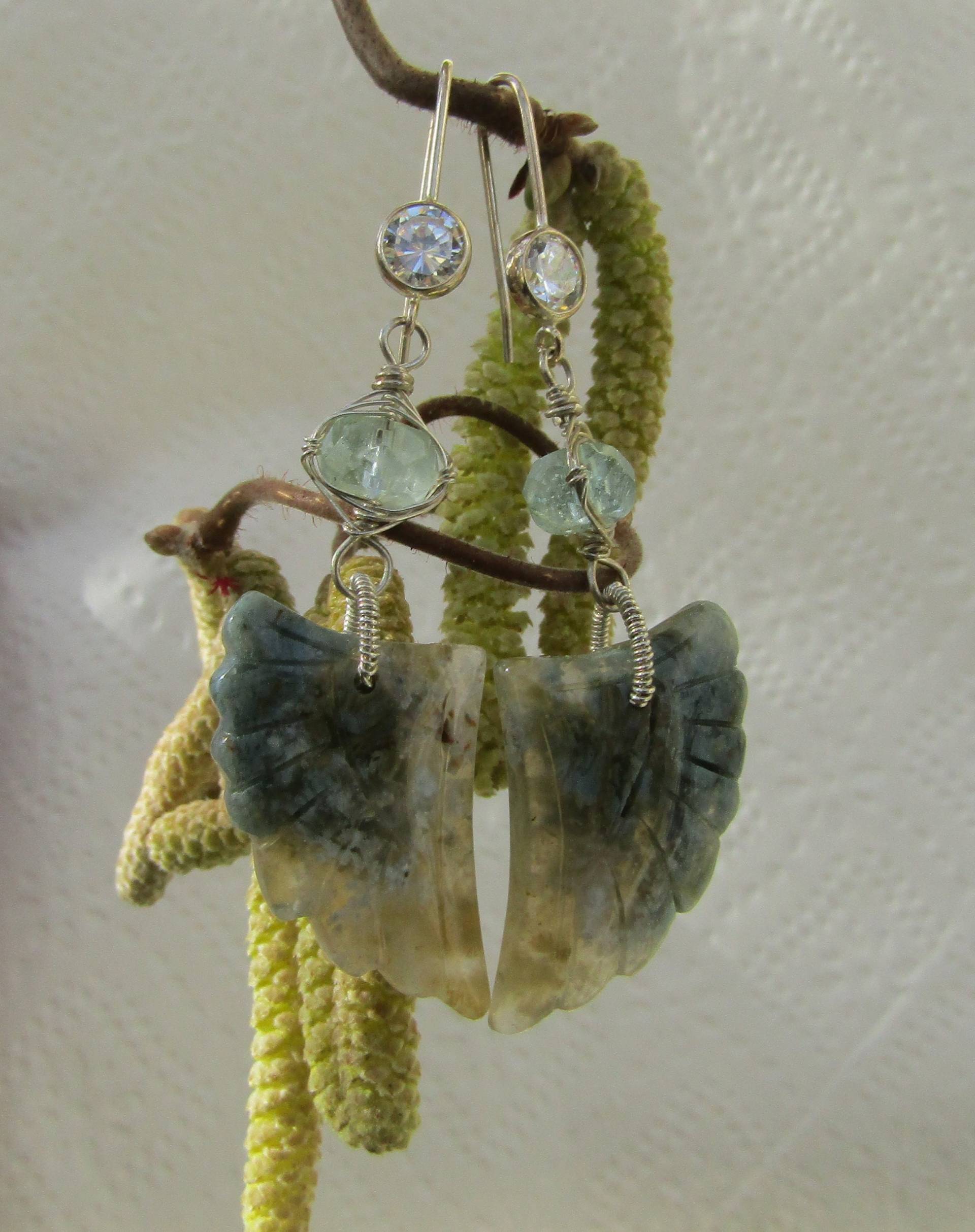 Facettierter Aquamarin, Geschnitzte Flügel Aus Jaspis, Geschnitzt Sterlingsilber Facettierter Aquamarin, Geschnitzte Flügel Aus Jaspis, Geschnitzt Sterlingsilber von JPGemJewels