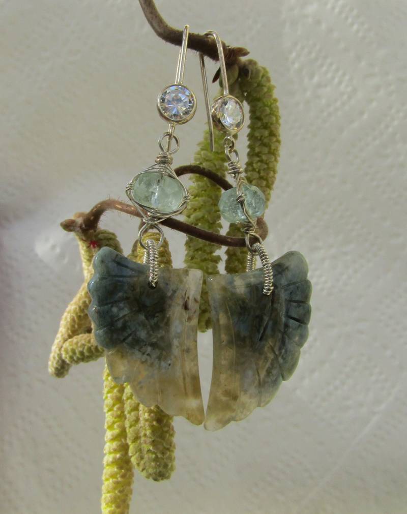 Facettierter Aquamarin, Geschnitzte Flügel Aus Jaspis, Geschnitzt Sterlingsilber Facettierter Aquamarin, Geschnitzte Flügel Aus Jaspis, Geschnitzt Sterlingsilber von JPGemJewels