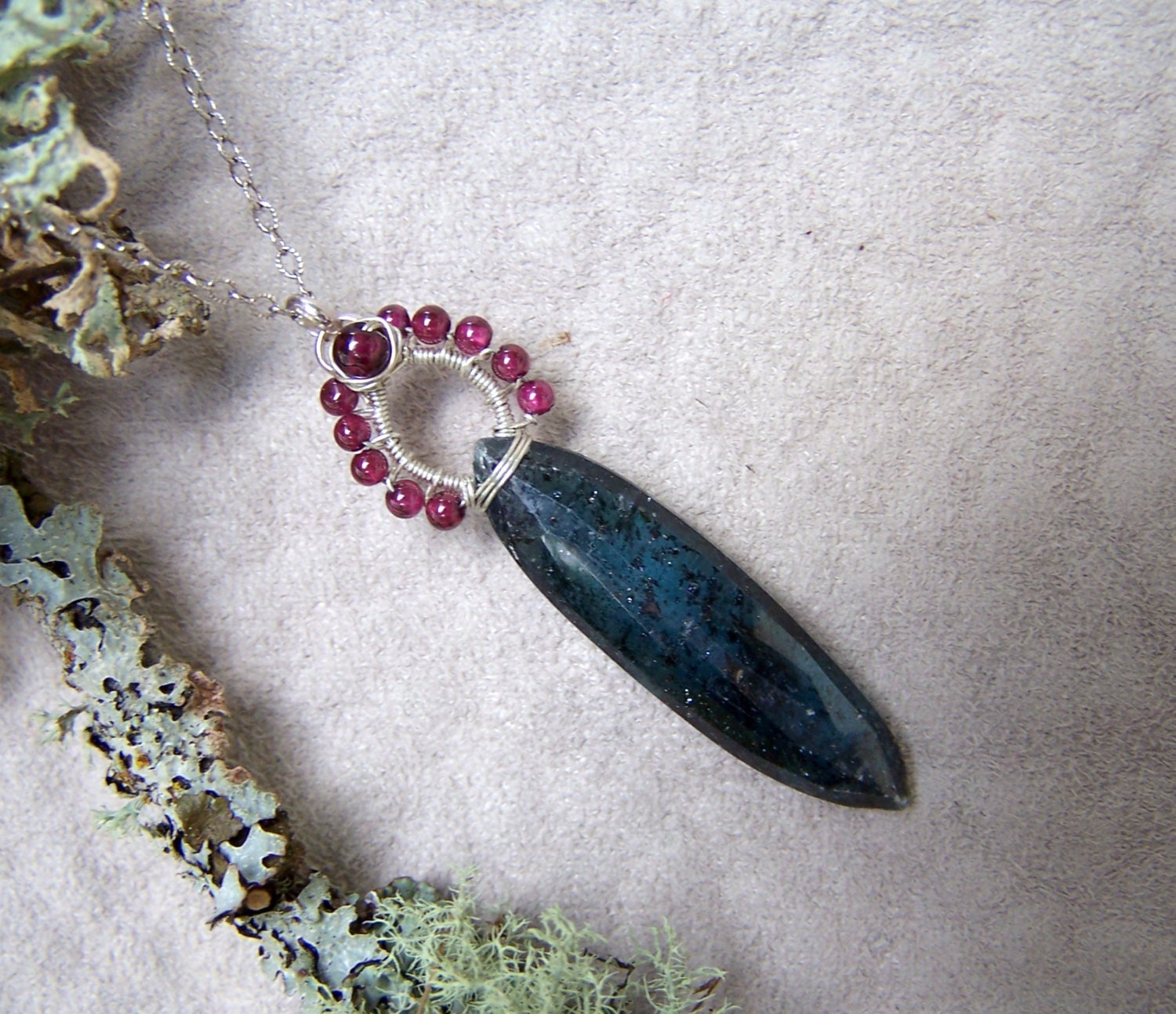 Facettierter Blauer Kyanit, Winziger Granat, Sterling Silber Kette Facettierter Blauer Kyanit, Winziger Granat, Sterling Silber Kette von JPGemJewels