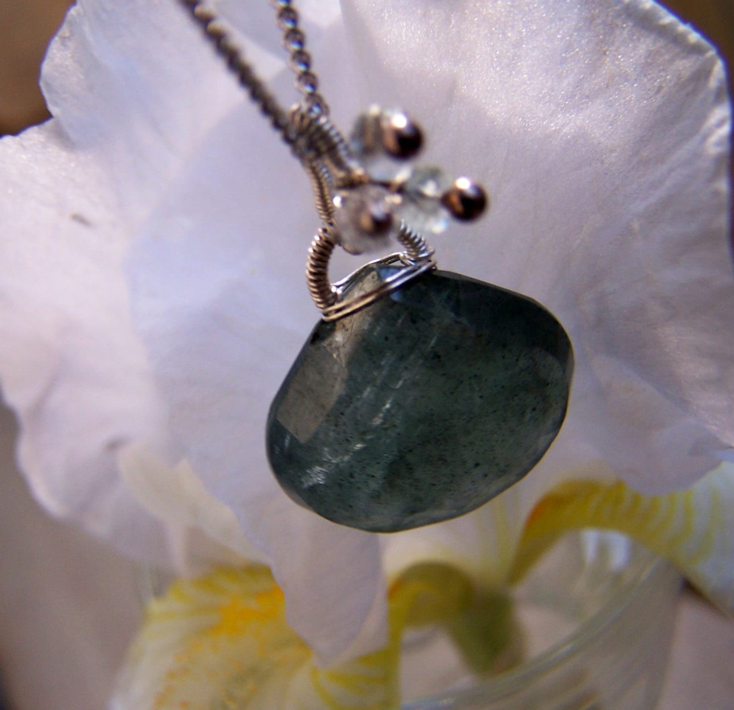 Facettierter Moss Aquamarine Briolette, Sterling Silber Coil Wrap, Halskette Facettierter Moss Aquamarine Briolette, Sterling Silber Coil Wrap, Halskette von JPGemJewels