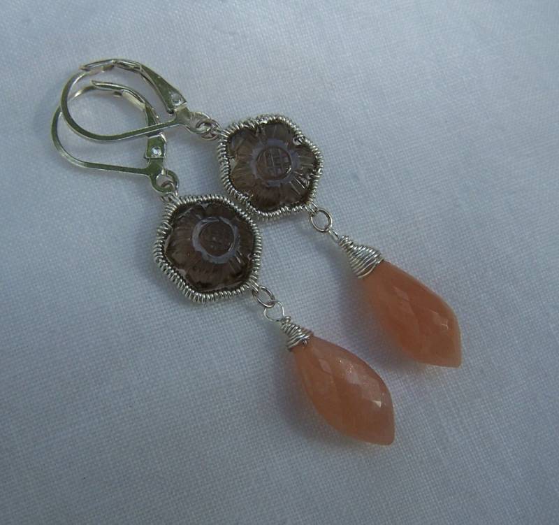 Facettierter Pfirsich Mondstein Kronleuchter Briolette, Geschnitzte Rauchquarz Blume, Sterling Silber Coil Wrap, Ohrhaken Mit Klappbrisur Facettierter Pfirsich Mondstein Kronleuchter Briolette, Geschnitzte Rauchquarz Blume, Sterling Silber Coil Wrap, Ohrhaken Mit Klappbrisur von JPGemJewels