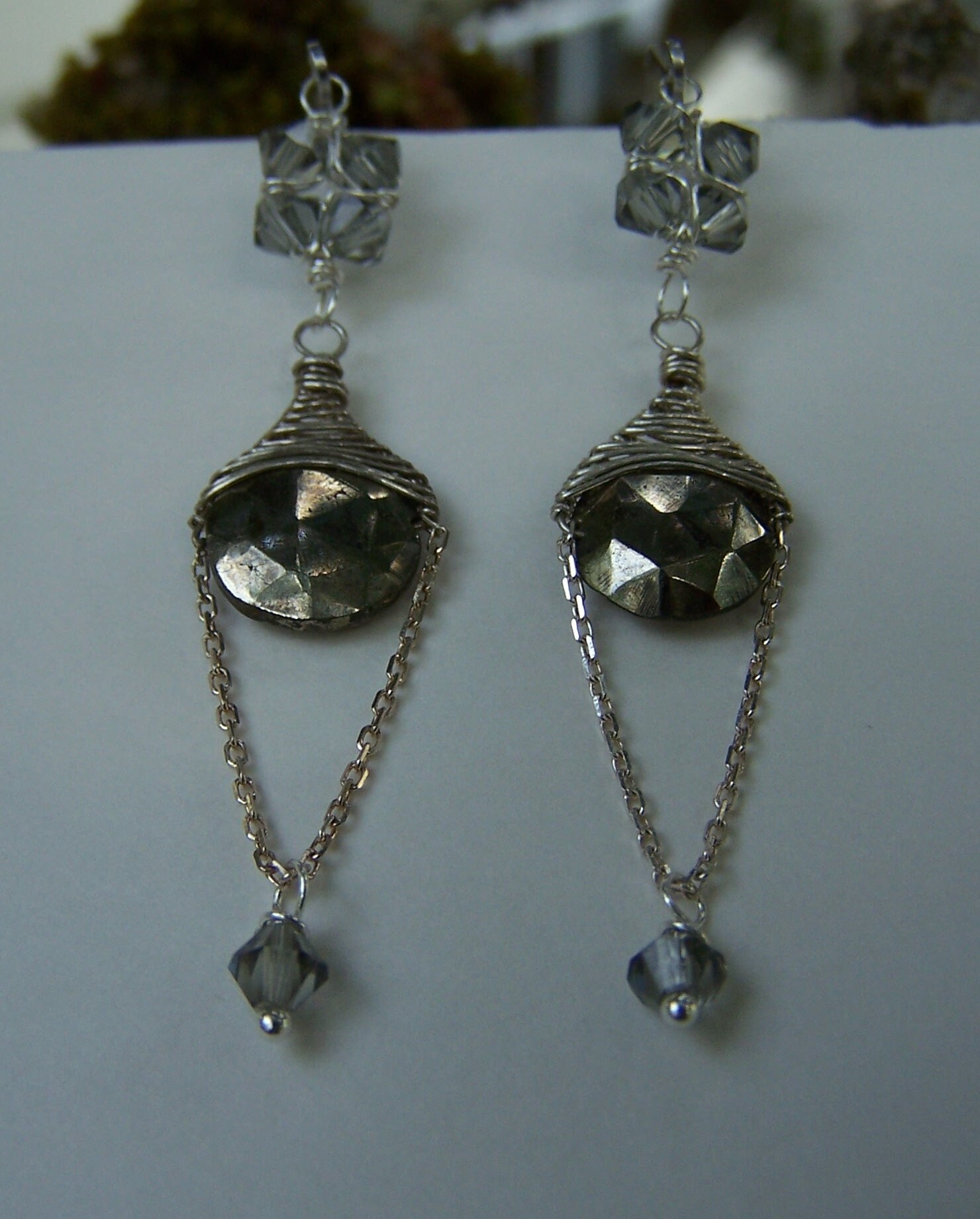 Facettierter Pyrit-Anhänger, Swarovski Kristallkegel, Sterling Silber Wrap, Chandelier Ohrringe Facettierter Pyrit-Anhänger, Swarovski Kristallkegel, Sterling Silber Wrap, Chandelier Ohrringe von JPGemJewels
