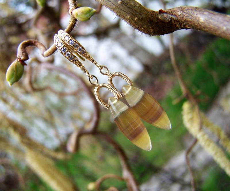 Gebänderte Fluorit Briolette, 14K Goldfilledcoil Wrap Aufhänger, Kristall Haken Stil Ohrhaken, Ohrringe Gebänderte Fluorit Briolette, 14K Goldfilledcoil Wrap Aufhänger, Kristall Haken Stil Ohrhaken, Ohrringe von JPGemJewels