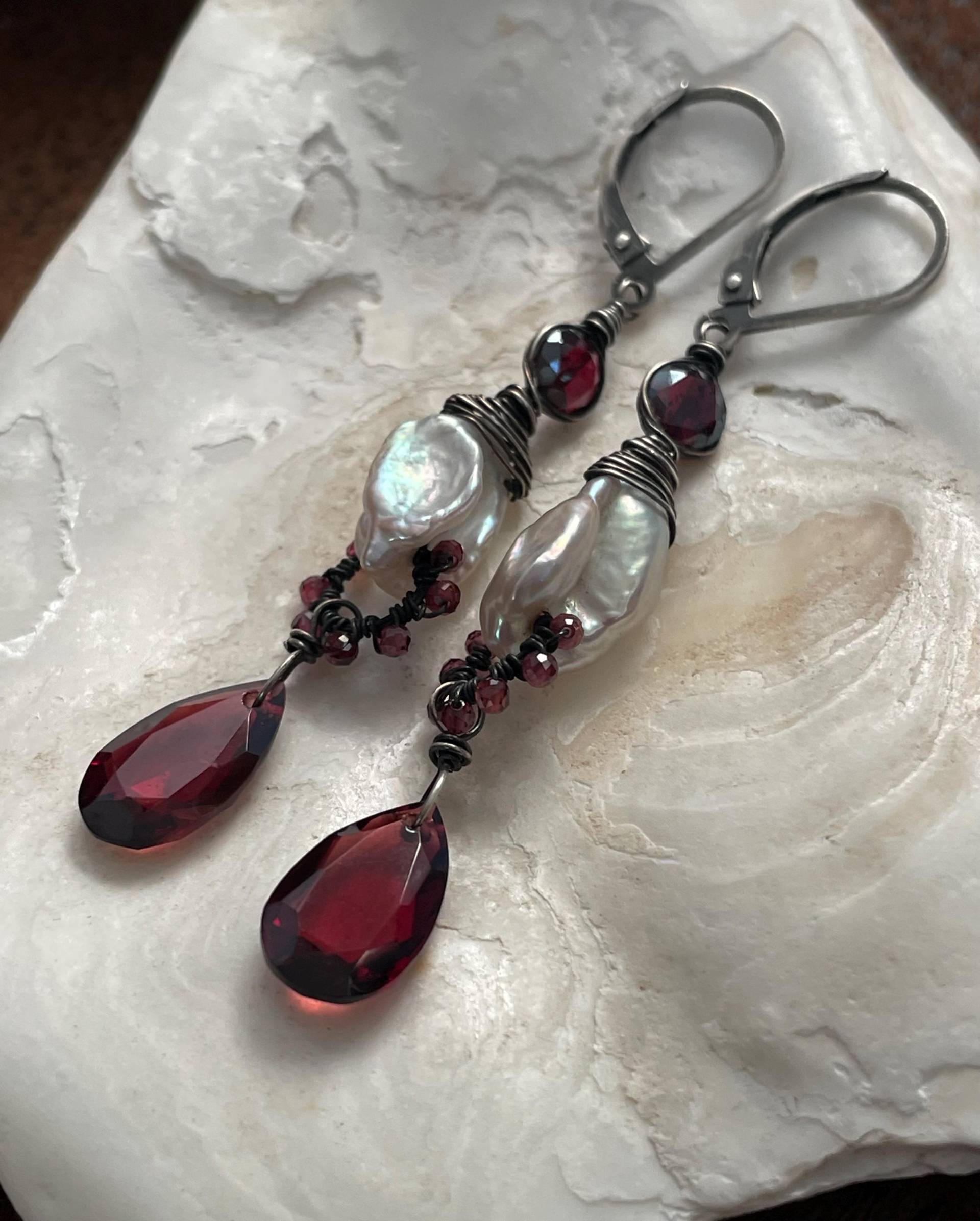 Granat-Briolette, Keshi-Perle Aus Blütenblättern, Pyrop-Granat-Münze, Sterlingsilber-Ohrringe Mit Klappbrisuren Granat-Briolette, Keshi-Perle Aus Blütenblättern, Pyrop-Granat-Münze, Sterlingsilber-Ohrringe Mit Klappbrisuren von JPGemJewels