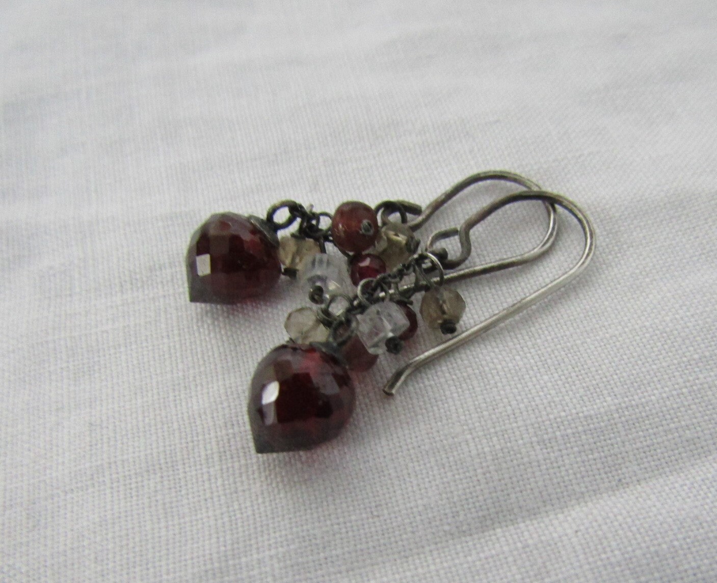 Granat Facettierte Brioletten, Winzige Edelstein-Ohrringe, Sterling Silber Ohrhaken Granat Facettierte Brioletten, Winzige Edelstein-Ohrringe, Sterling Silber Ohrhaken von JPGemJewels