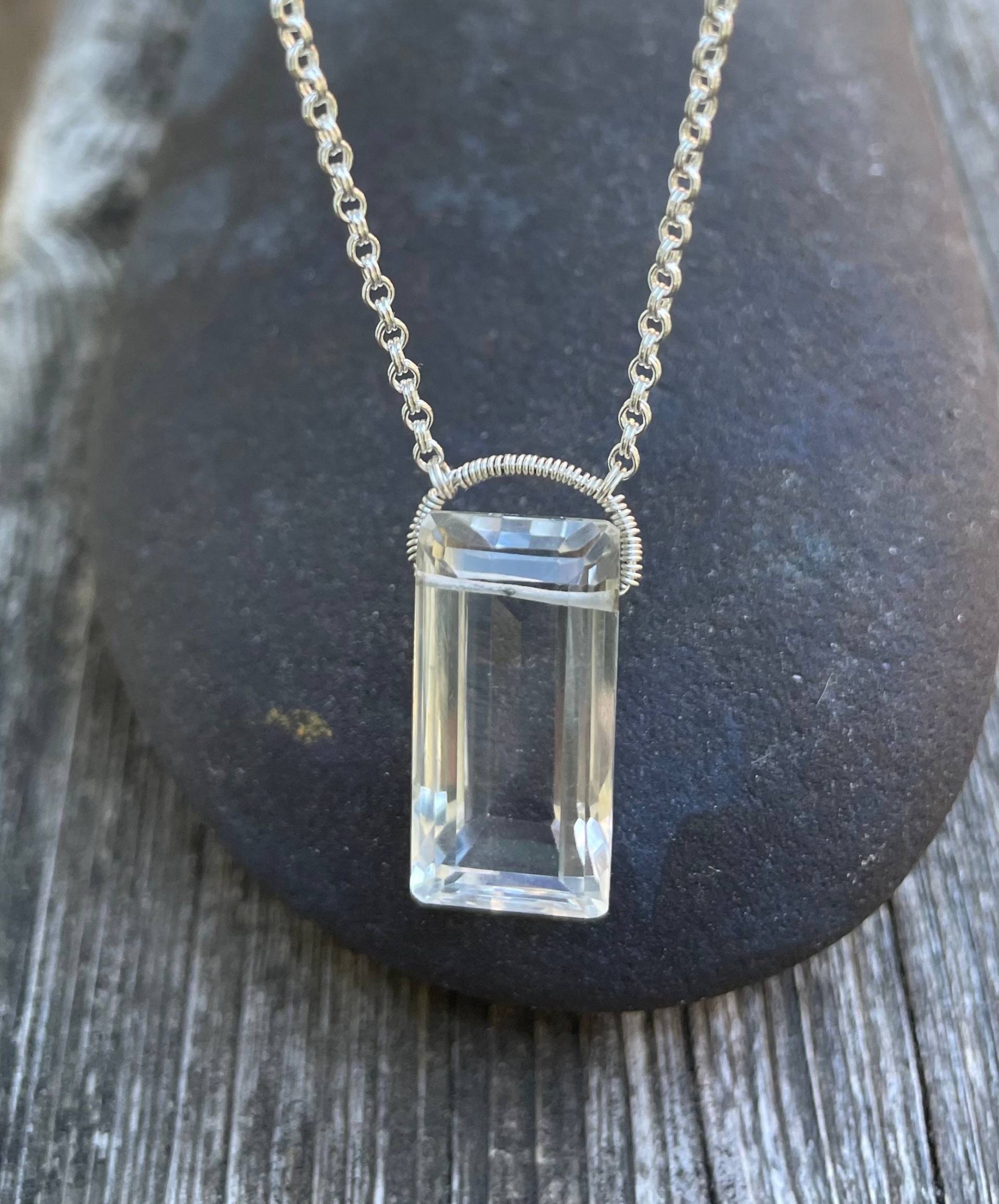 Große Facettierte Bergkristall Briolette - Smaragd -Geschliffen Rechteck Form Sterling Silber Anhänger, Halskette Große Facettierte Bergkristall Briolette - Smaragd -Geschliffen Rechteck Form Sterling Silber Anhänger, Halskette von JPGemJewels