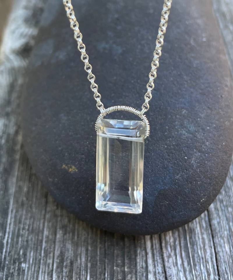 Große Facettierte Bergkristall Briolette - Smaragd -Geschliffen Rechteck Form Sterling Silber Anhänger, Halskette Große Facettierte Bergkristall Briolette - Smaragd -Geschliffen Rechteck Form Sterling Silber Anhänger, Halskette von JPGemJewels