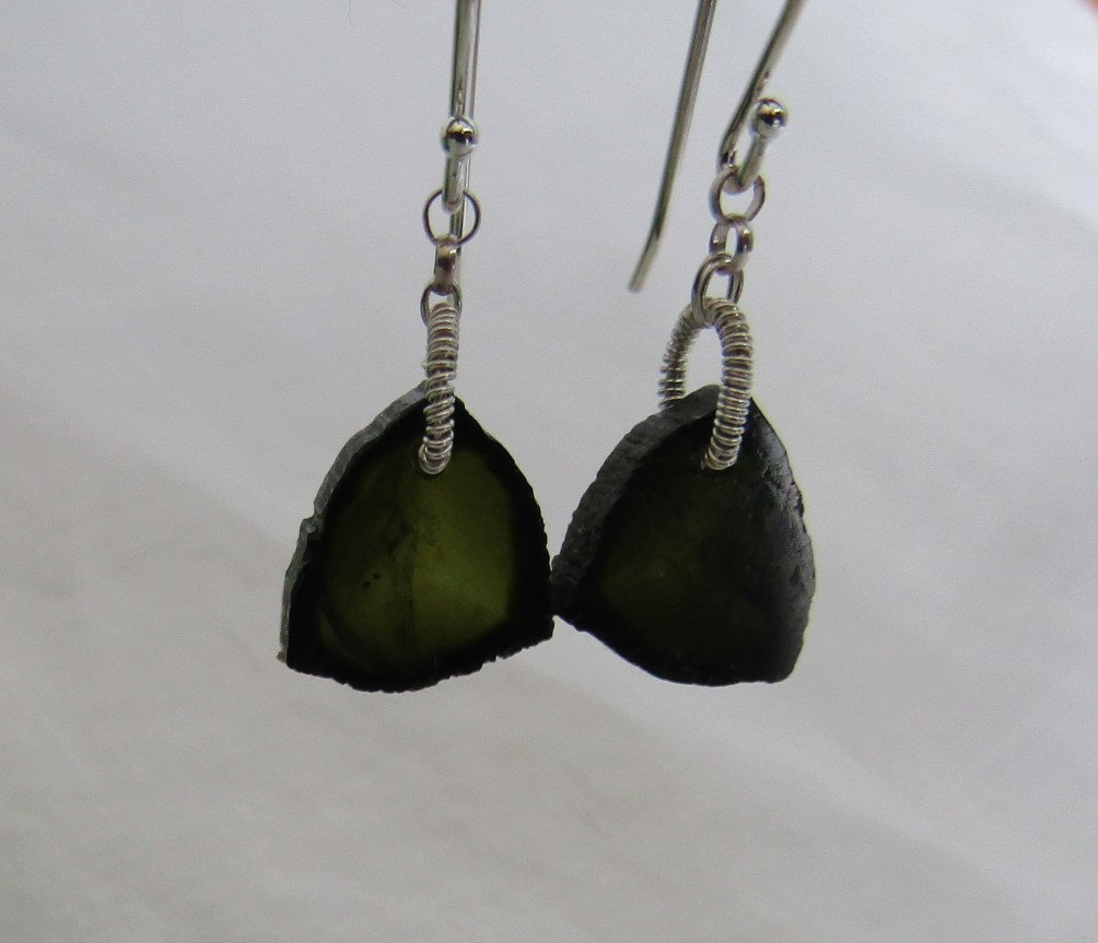 Grüne Turmalinscheibe, Sterlingsilber Coil-Wrap-Fassung, Ohrhaken Grüne Turmalinscheibe, Sterlingsilber Coil-Wrap-Fassung, Ohrhaken von JPGemJewels