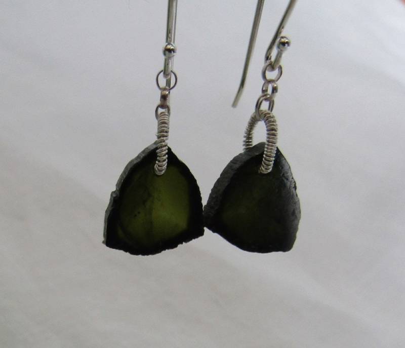 Grüne Turmalinscheibe, Sterlingsilber Coil-Wrap-Fassung, Ohrhaken Grüne Turmalinscheibe, Sterlingsilber Coil-Wrap-Fassung, Ohrhaken von JPGemJewels