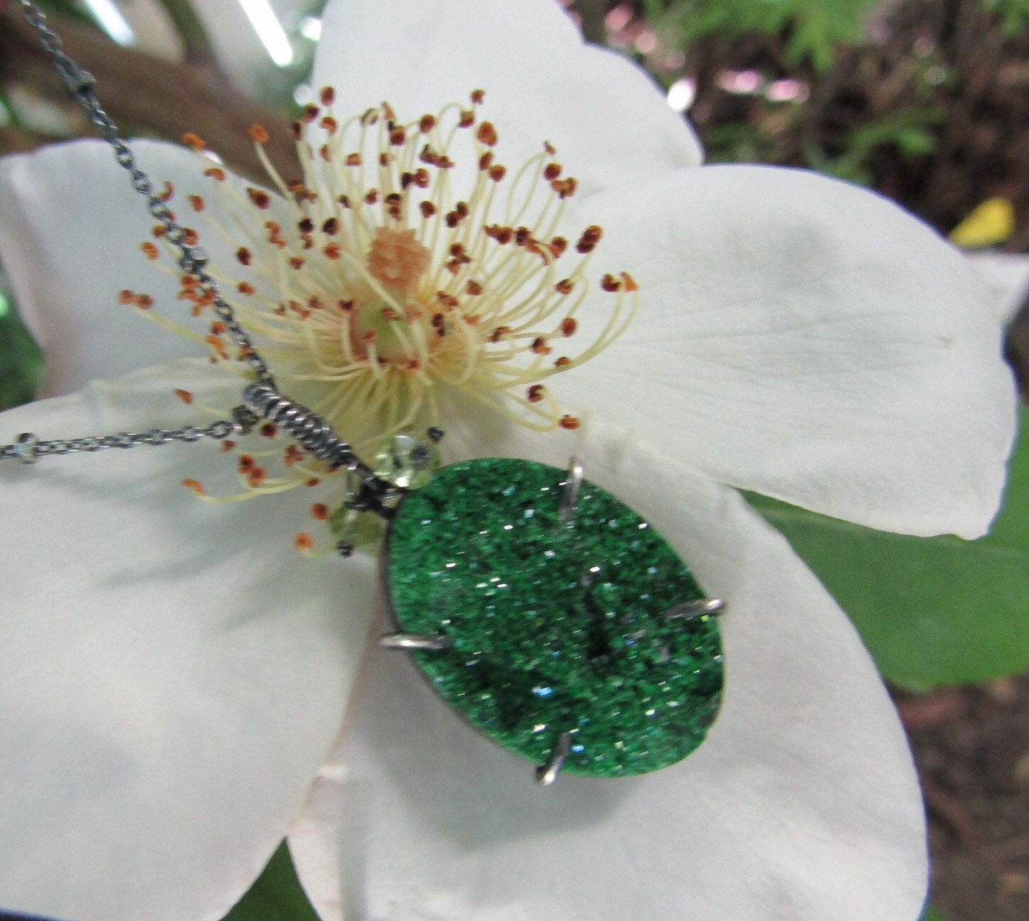 Halskette Mit Uwarowit Und Winzigem Granat in Oxidierter 925Er Silber Halskette Mit Uwarowit Und Winzigem Granat in Oxidierter 925Er Silber von JPGemJewels