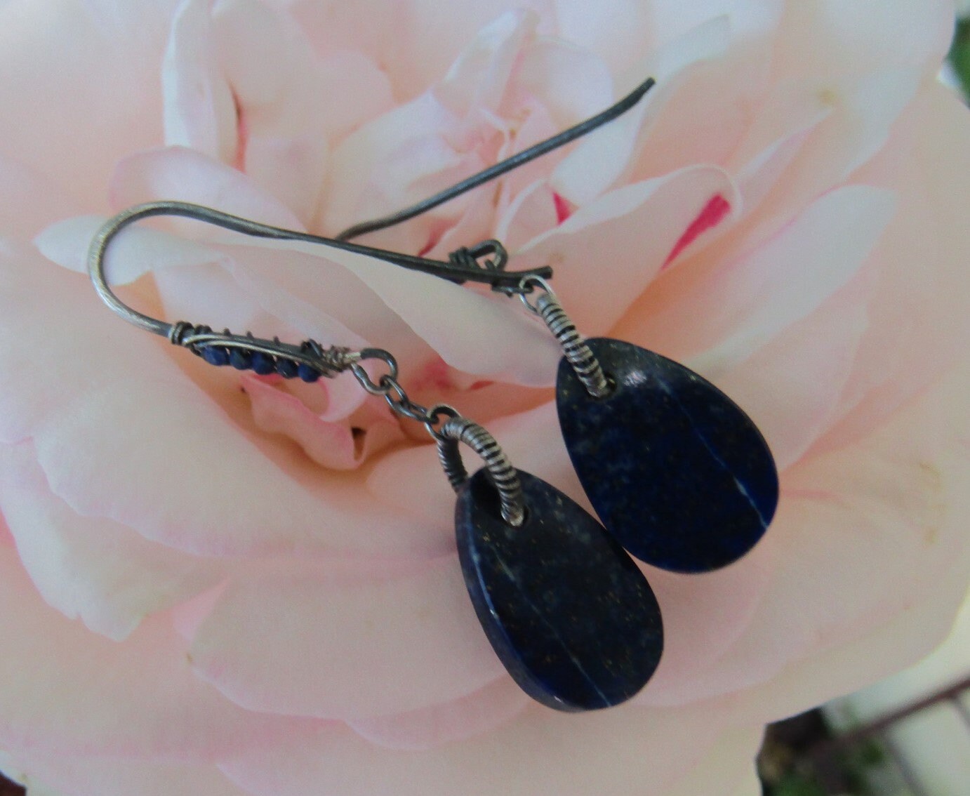 Lapis Lazuli Briolette, Oxidierte Sterling Silber Haken Stil Ohrringe Lapis Lazuli Briolette, Oxidierte Sterling Silber Haken Stil Ohrringe von JPGemJewels